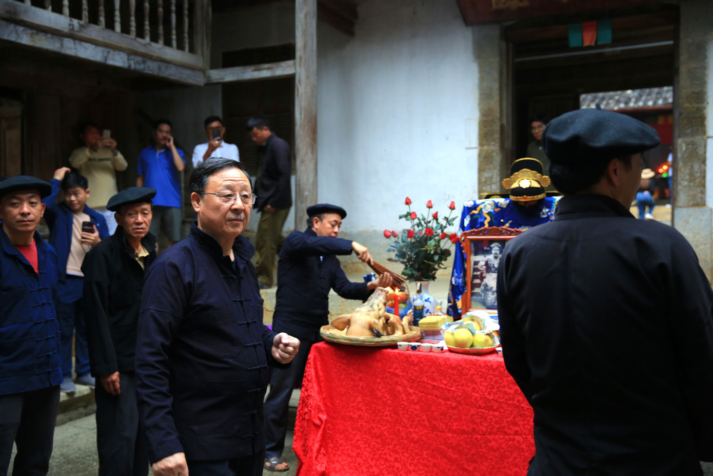 Ông Vương Duy Bảo, cháu nội Vua Mèo Vương Chí Thành cùng các con cháu họ Vương chuẩn bị lễ cúng Vua Mèo Vương Chí Đức.