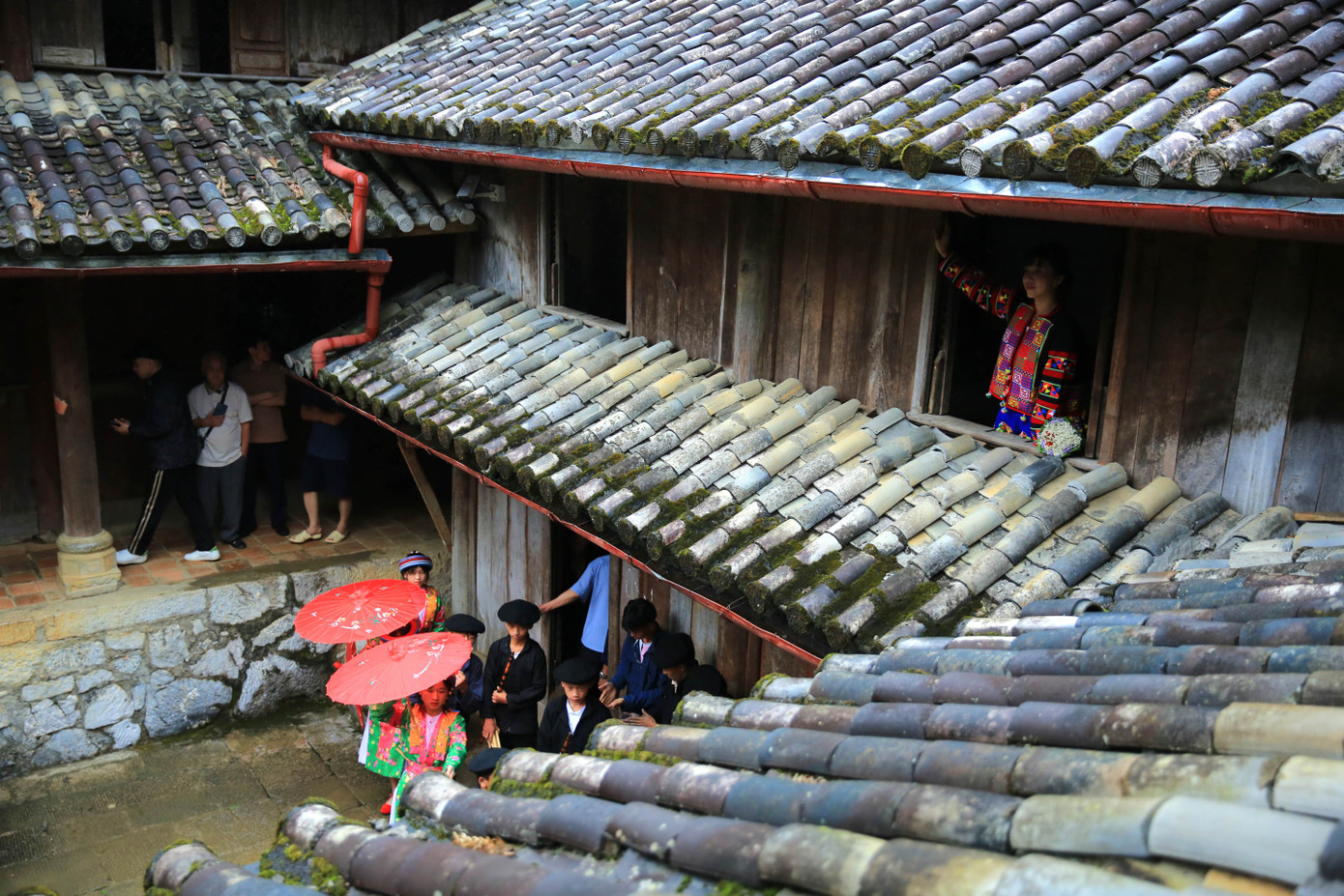 Một công trình đặc sắc và kỳ lạ. Đó là sự giao thoa kiến trúc thú vị, sự hợp lưu văn hóa một cách tự nhiên, không hề khiên cưỡng. Dinh Nhà Vương không hề to lớn, hoành tráng như nhiều người tưởng tượng, thậm chí ở góc độ nào đó nó giản dị gần với kiến trúc dân gian. Đó cũng là một trong số rất ít các dinh thự ở Việt Nam có đầy đủ các chức năng: Ở, làm việc và là pháo đài quân sự phòng thủ.