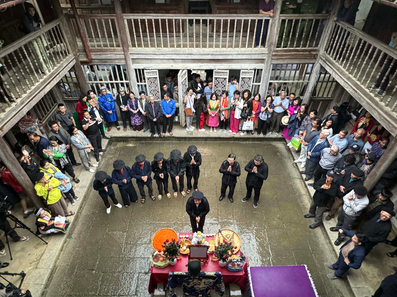 Nhân dịp kỷ niệm 120 năm xây dựng dinh thự họ Vương hay còn gọi là dinh vua Mèo, 30 năm dinh thự họ Vương được xếp vào hạng di tích kiến trúc nghệ thuật quốc gia ngày 23 tháng 7 năm 1993, con cháu dòng họ Vương đã làm lễ tưởng nhớ tổ tiên tại sân chính của dinh thự họ Vương.