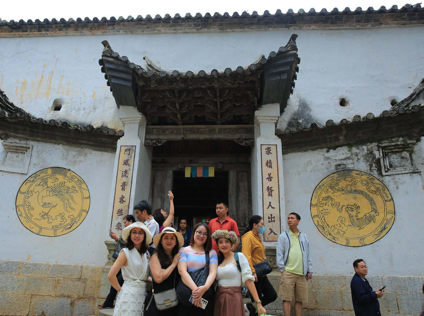 Dinh thự Vua Mèo (Dinh thự họ Vương) là điểm đến thú vị giữa một Hà Giang của thiên nhiên kỳ thú với núi rừng hoang sơ và cảnh vật nên thơ, trù phú. Nếu có dịp ghé thăm, các bạn hãy đến khám phá Dinh thự này để đắm chìm vào những cảm giác xưa cũ. Dinh thự Vua Mèo (Dinh thự họ Vương) là điểm đến thú vị giữa một Hà Giang của thiên nhiên kỳ thú với núi rừng hoang sơ và cảnh vật nên thơ, trù phú. Nếu có dịp ghé thăm, các bạn hãy đến khám phá Dinh thự này để đắm chìm vào những cảm giác xưa cũ.