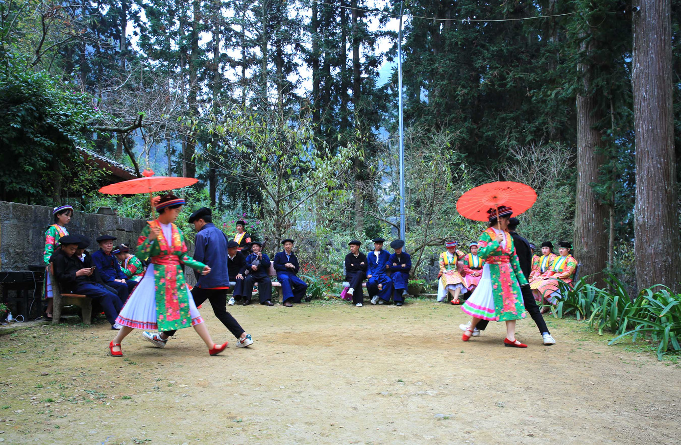 Đến tham quan dinh thự họ Vương du khách còn bắt gặp và được hòa mình thưởng thức văn hóa múa hát độc đáo của người dân Cao nguyên đá Đồng Văn. Đến tham quan dinh thự họ Vương du khách còn bắt gặp và được hòa mình thưởng thức văn hóa múa hát độc đáo của người dân Cao nguyên đá Đồng Văn.