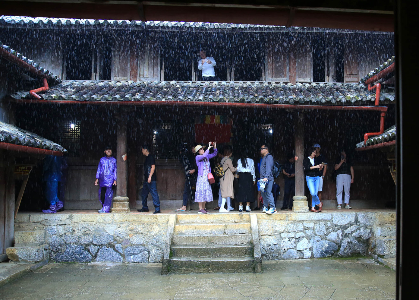 Dinh Nhà họ Vương gần như là một địa chỉ không thể không tới đối với những người lên khám phá cao nguyên đá Đồng Văn – mảnh đất cực bắc Hà Giang. Những câu chuyện thực hư về vị “Vua Mèo” ngày càng được thêu dệt nhiều hơn, dài hơn khiến cho người ta đôi khi có cảm giác là đang lạc vào đâu đó. Ngay cả khi bước chân vào dinh nhà họ Vương, cảm giác ấy vẫn đeo đẳng