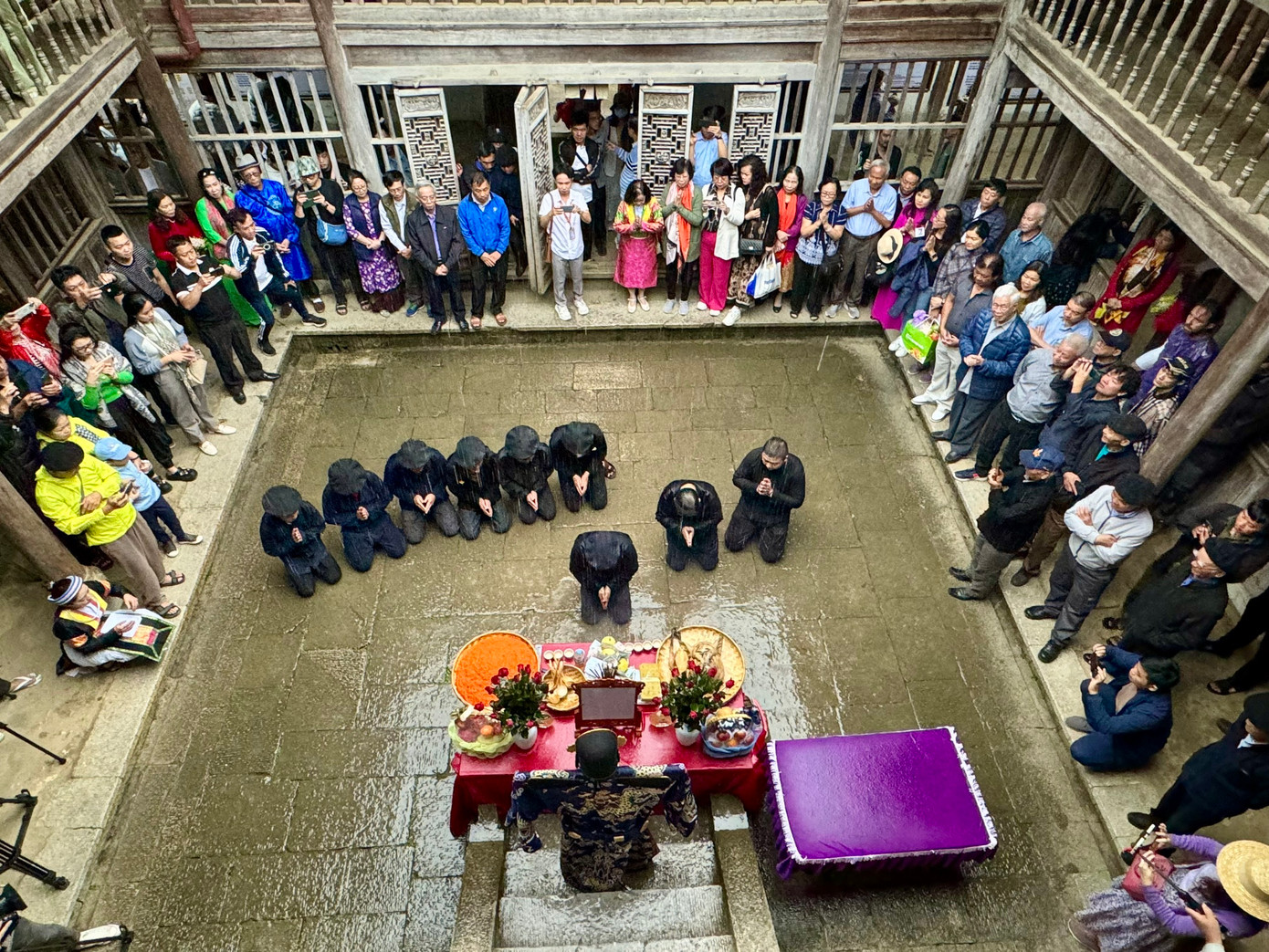 Nghi lễ diễn ra đúng lúc trời mưa to. Nhưng con cháu họ Vương vẫn thực làm lễ trang nghiêm trước sự chứng kiến của khách mời và du khách đến tham quan.