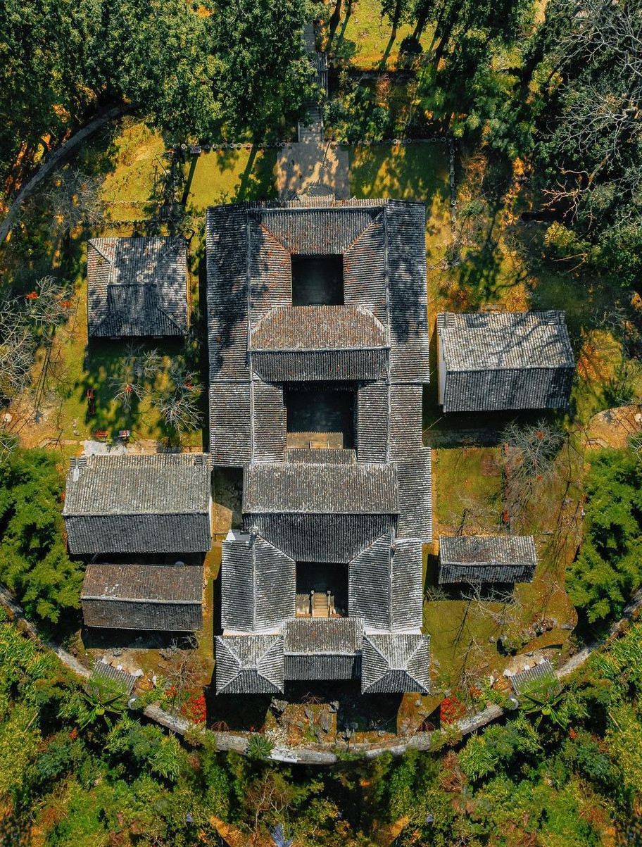 Nhìn từ trên cao, tòa dinh mang hình dáng của chiếc mai rùa nằm giữa thung lũng núi non trùng điệp mây phủ bốn mùa. Khu tòa dinh rộng lớn còn được bao bọc bởi hai vòng tường thành xây bằng đá, đặc điểm đặc trưng của người Mông.Bên trong là một khối kiến trúc đồ sộ tiêu biểu cho một dòng họ vương giả vùng cao với những dãy nhà 2 tầng ngang, dọc nối tiếp nhau như những dãy núi trùng trùng điệp điệp trên cao nguyên đá. Nhìn từ trên cao, tòa dinh mang hình dáng của chiếc mai rùa nằm giữa thung lũng núi non trùng điệp mây phủ bốn mùa. Khu tòa dinh rộng lớn còn được bao bọc bởi hai vòng tường thành xây bằng đá, đặc điểm đặc trưng của người Mông.Bên trong là một khối kiến trúc đồ sộ tiêu biểu cho một dòng họ vương giả vùng cao với những dãy nhà 2 tầng ngang, dọc nối tiếp nhau như những dãy núi trùng trùng điệp điệp trên cao nguyên đá.