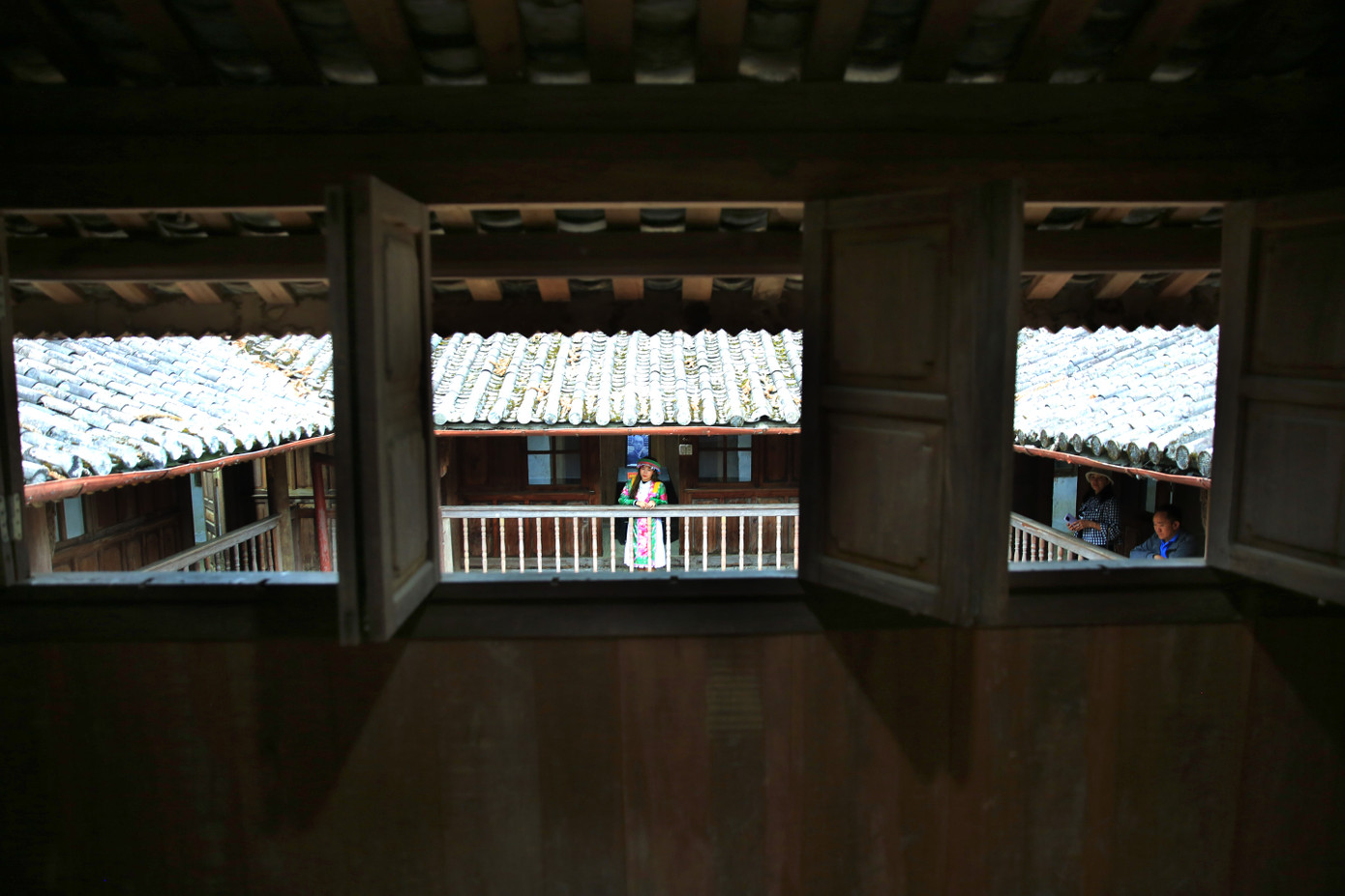 Mặt bằng tổng thể kiến trúc của dinh chịu ảnh hưởng của kiến trúc đời Thanh (Trung Quốc) với nhiều lớp nhà và sân trong. Có 4 lớp nhà ngang (nhà cổng, tiền dinh, trung dinh và hậu dinh) và 6 dãy nhà dọc. Các lớp mái ngói chồng lên nhau với kiểu ngói âm dương có hình chữ Thọ. Và ở đó đã có mặt dấu ấn của kiến trúc thuộc địa Pháp rất rõ với những ô cửa sổ kính chớp.