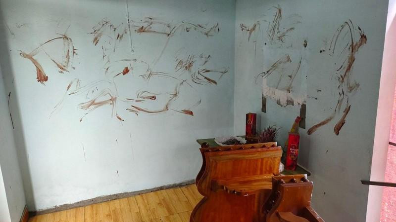 Ông Yên bôi máu lên khu vực ban thờ nhà ông Quân.