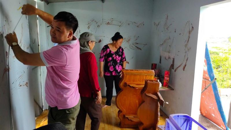 Hiện trường vụ bôi máu tại nhà ông Quân.