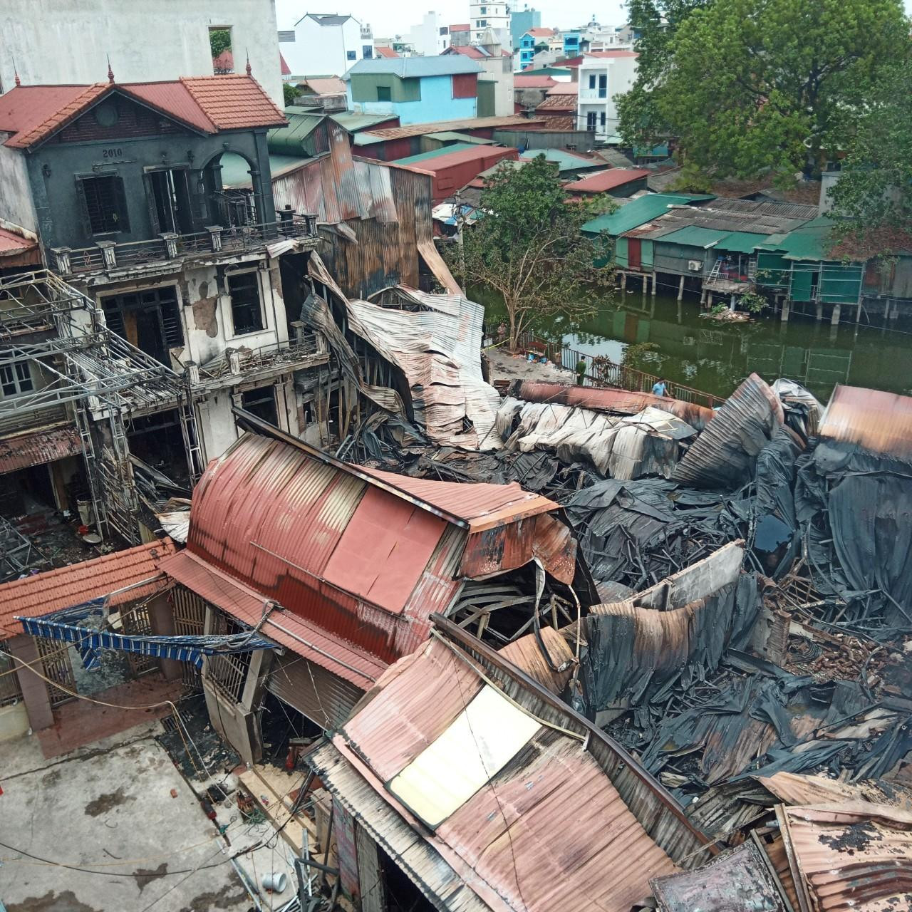 Ba nhà xưởng bị thiêu rụi thành tro. Ảnh: Đ.H