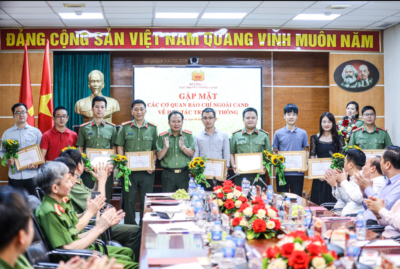 Đại diện bộ công an trao bằng khen cho các cơ quan báo chí. Ảnh: N.T