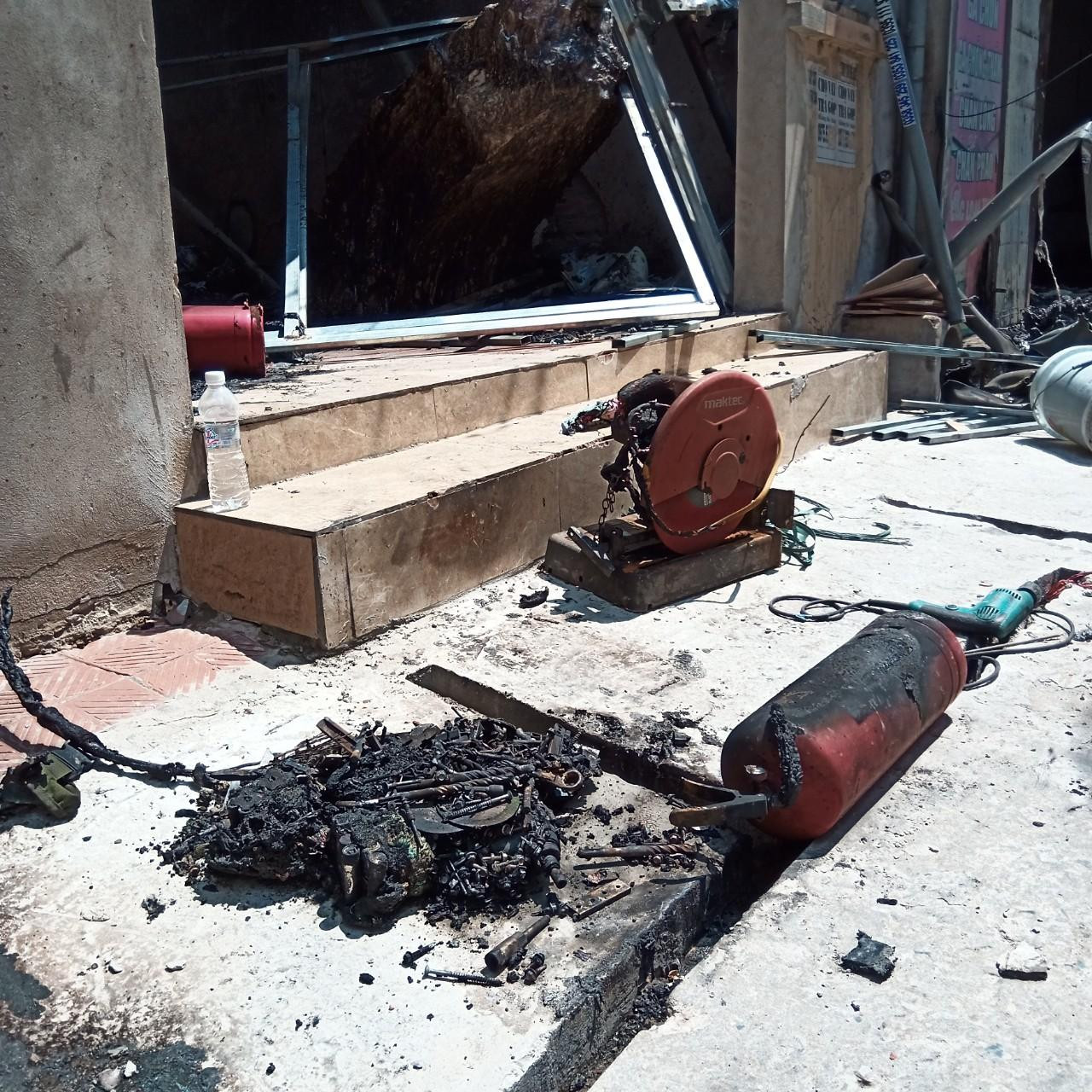 Dụng cụ của tổ thợ thi công, trong đó máy hàn cháy thành tro. Ảnh: Đ.H