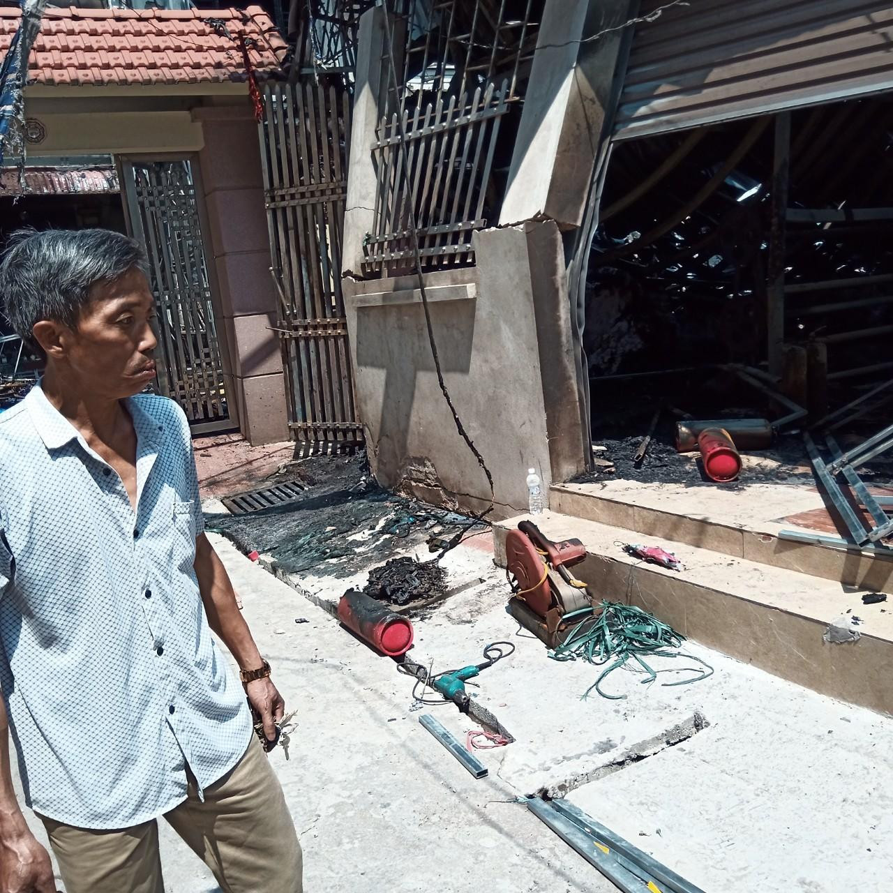 Ông Đỗ Văn Phúc kể về điểm xuất phát đám cháy. Ảnh: Đ.H