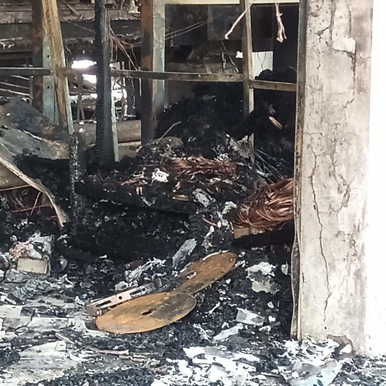 Tủ và 2,5 tỷ đồng của ông Phúc tan thành tro. Ảnh: Đ.H