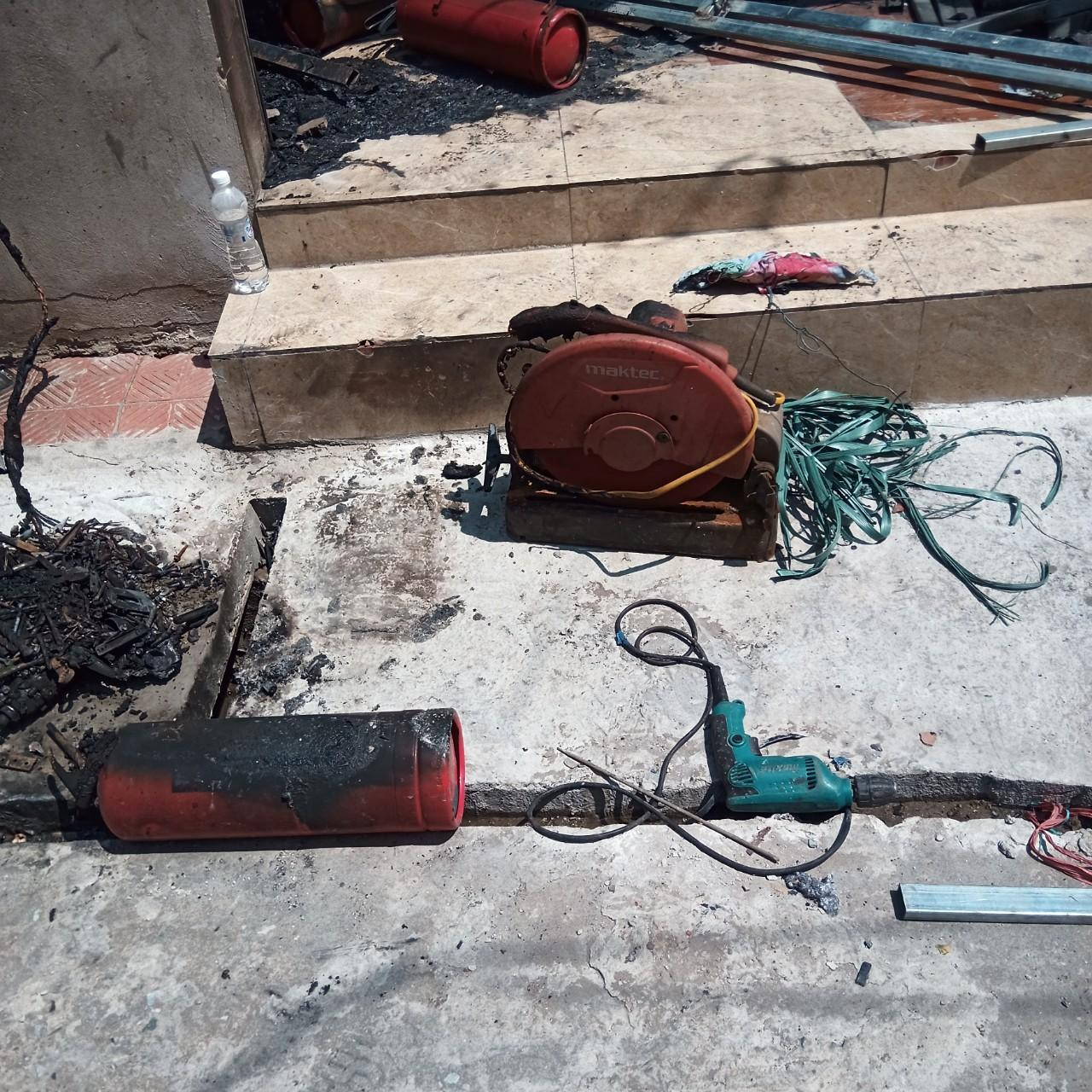 Dụng cụ của nhóm thợ hàn để lại hiện trường. Ảnh: M.Đ Dụng cụ của nhóm thợ hàn để lại hiện trường. Ảnh: M.Đ