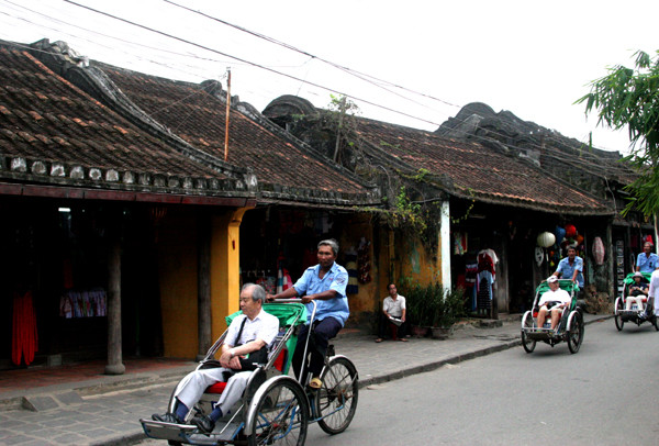 Những mái phố trầm mặc phố cổ Hội An luôn đủ sức thu hút khách du lịch