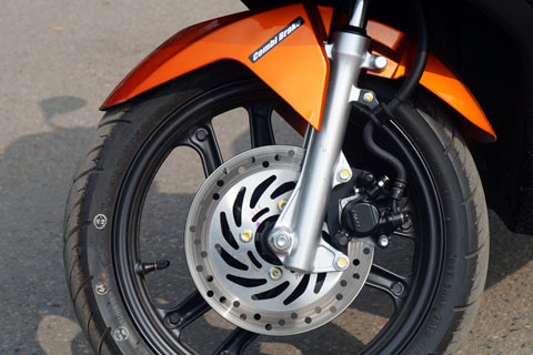 Bánh trước là phanh đĩa, công nghệ phanh kết hợp trang bị ở phanh tay trái