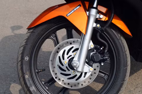 Bánh trước là phanh đĩa, công nghệ phanh kết hợp trang bị ở phanh tay trái