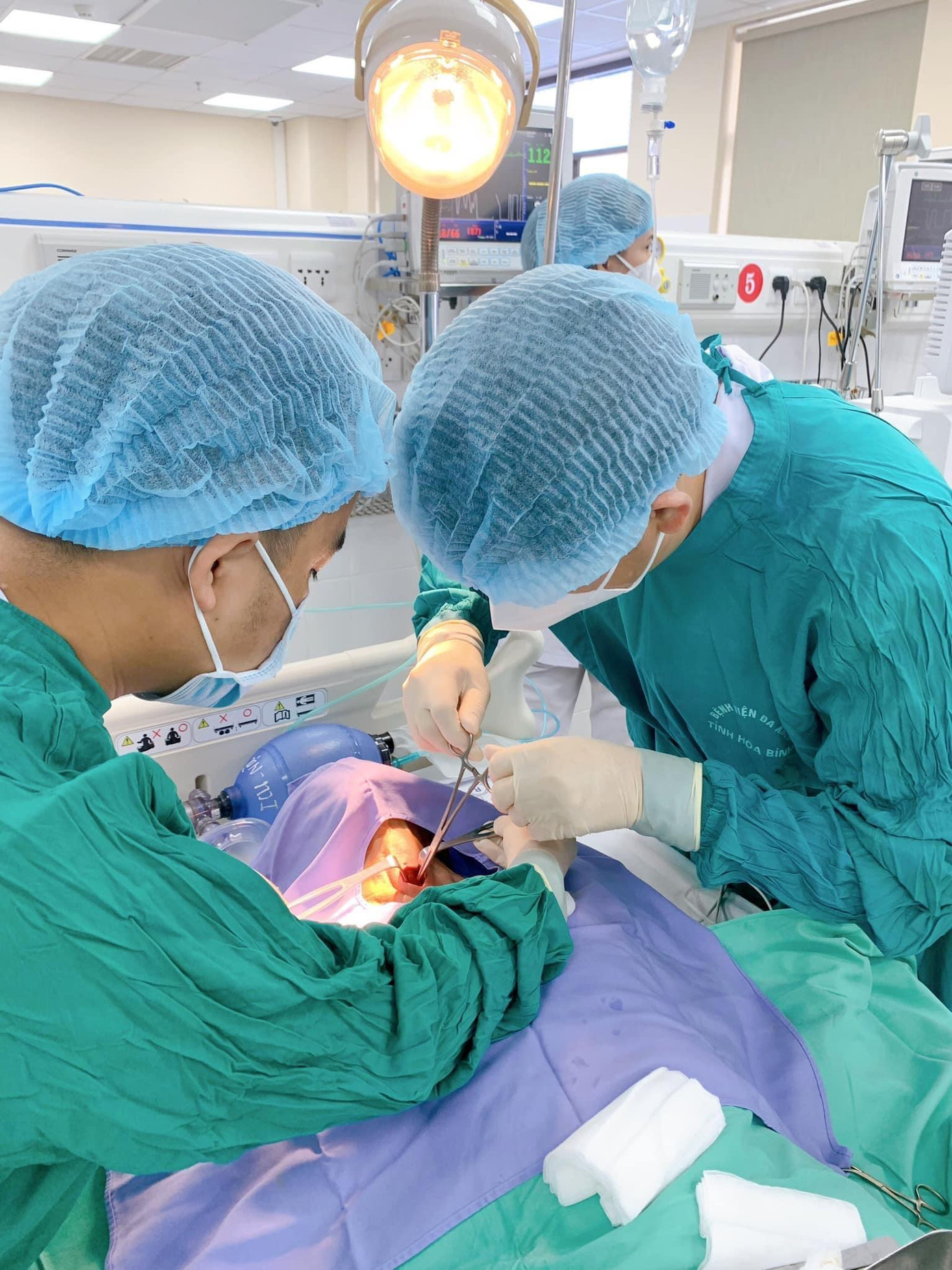 Các bác sỹ Bệnh viện Đa khoa tỉnh Hoà Bình đã nỗ lực giành lại sự sống cho bệnh nhân mắc uốn ván nguy kịch Các bác sỹ Bệnh viện Đa khoa tỉnh Hoà Bình đã nỗ lực giành lại sự sống cho bệnh nhân mắc uốn ván nguy kịch