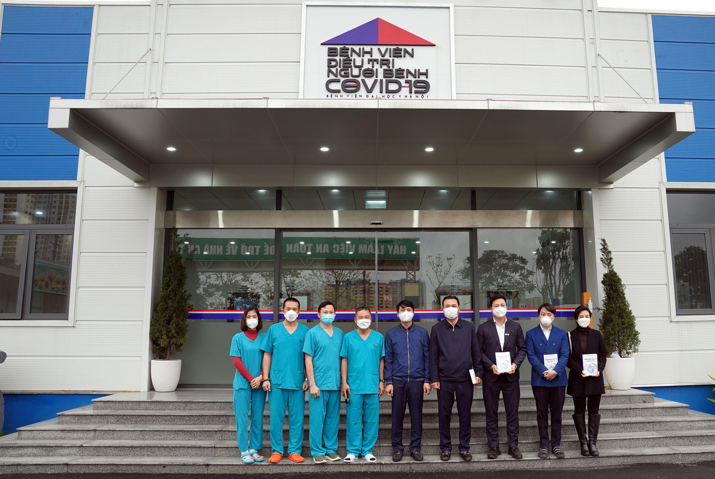 Thay mặt Ban Giám đốc Bệnh viện, cán bộ nhân viên, y tế, BS Nguyễn Lân Hiếu tiếp nhận quà tặng, tình cảm từ đoàn công tác. Bác sĩ Nguyễn Lân Hiếu bày tỏ mong muốn xã hội, Đoàn Thanh niên ủng hộ, lan toả thông điệp sống chung, thích ứng an toàn với COVID-19, cùng nhau xây dựng lại kinh tế xã hội, bước sang năm 2022 Nhâm Dần thật sự thành công.