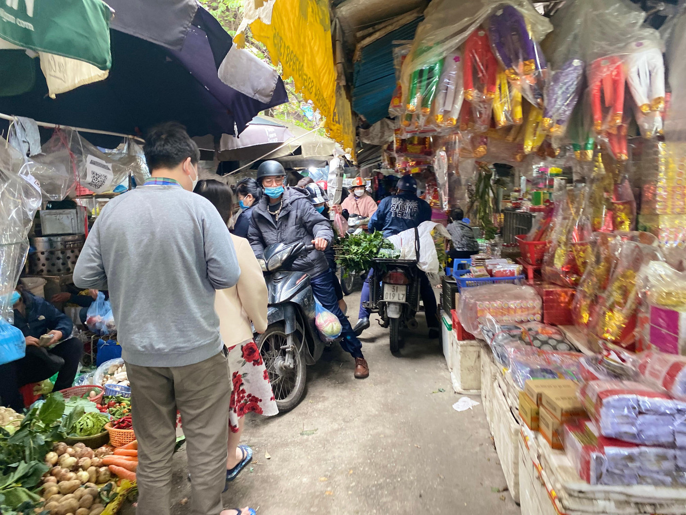 Ngay từ sáng sớm 28 Tết, các chợ truyền thống, chợ cóc tại Hà Nội đã đông khách. Thời tiết khô ráo trở lại thuận tiện cho bà nội trợ sắm sửa ngày cuối năm. Tiểu thương cho biết sẽ bán tới sáng 29 Tết