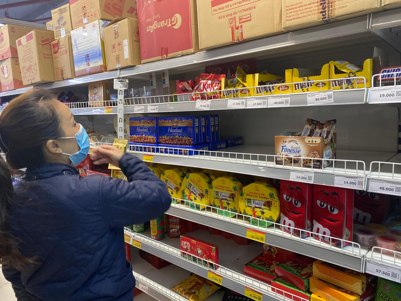 Dù hàng hoá liên tục được tiếp thêm, nhưng quầy bánh kẹo vẫn nhanh chóng cháy hàng