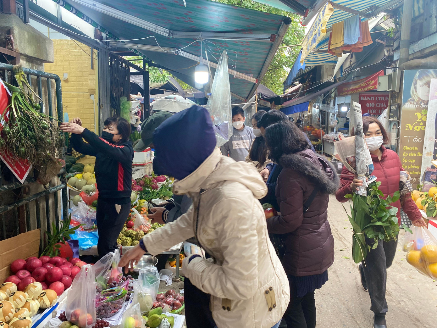 Hoa quả, hoa tươi là một trong những quầy đắt khách nhất chợ. Chuối xanh tăng giá chóng mặt, thậm chí nải đẹp, tiểu thương còn đếm quả tính tiền. So với thường lệ, chuối xanh đã tăng giá 2-3 lần. Những nải số lẻ, quả cong, đẹp giá không dưới 100.000 đồng/nải