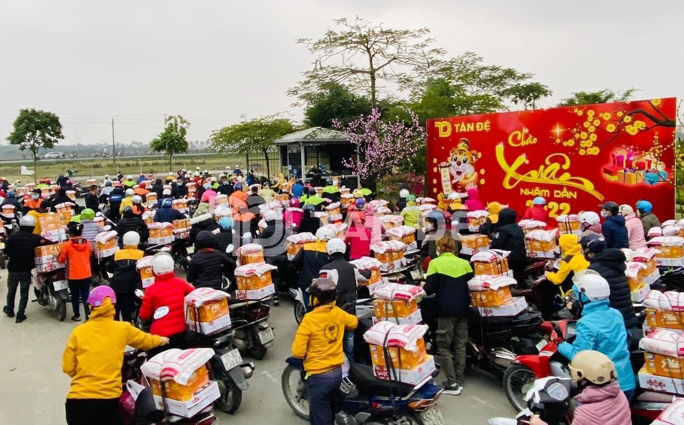 Công nhân tan làm, ra về với những phần quà Tết buộc sẵn trên yên xe