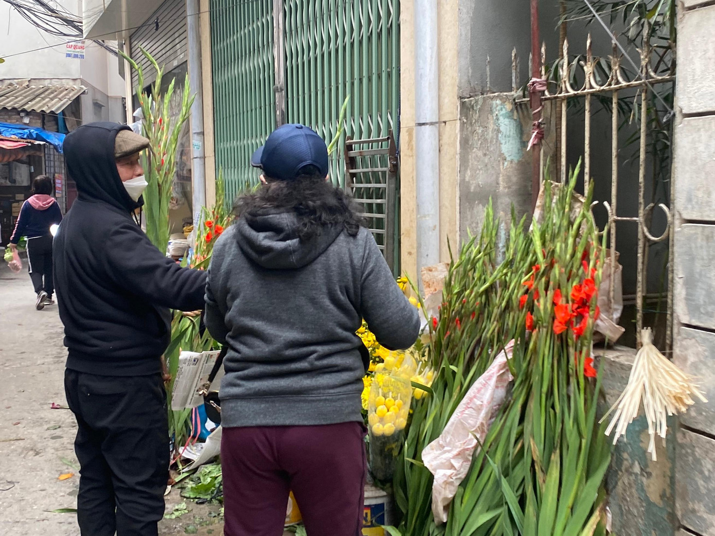 Các loại hoa cắm chơi như ly, lay ơn, violet, thược dược... cũng ngập tràn chợ Tết. Ly 70.000 – 80.000 đồng/cành, lay lớn 200.000 đồng bó, violet 30.000 đồng/bó, …