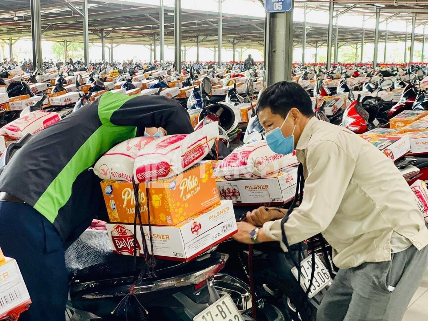 Trong lúc công nhân làm việc, tổ hậu cần buộc sẵn quà Tết trên yên xe và không quên nhắc người lao động treo sẵn mũ bảo hiểm ở ngoài