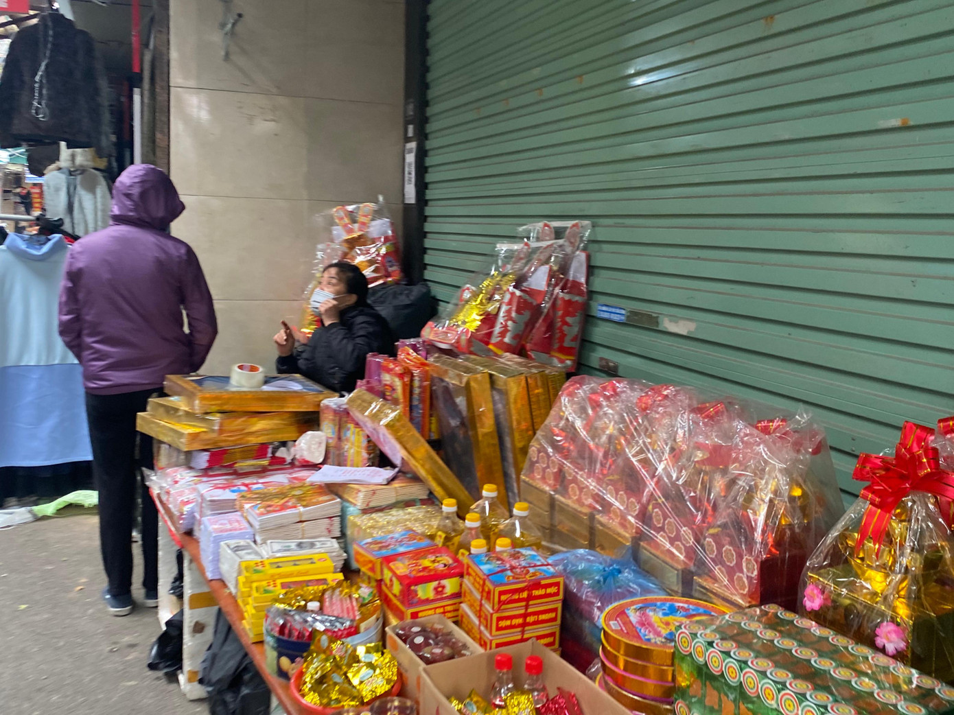 Ngược lại, hàng vàng mã khá vắng khách, do nhiều người đã sớm chuẩn bị tươm tất đồ lễ