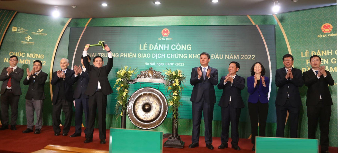 Bộ trưởng Hồ Đức Phớc đánh cồng khai trương phiên giao dịch chứng khoán đầu năm 2022 Bộ trưởng Hồ Đức Phớc đánh cồng khai trương phiên giao dịch chứng khoán đầu năm 2022