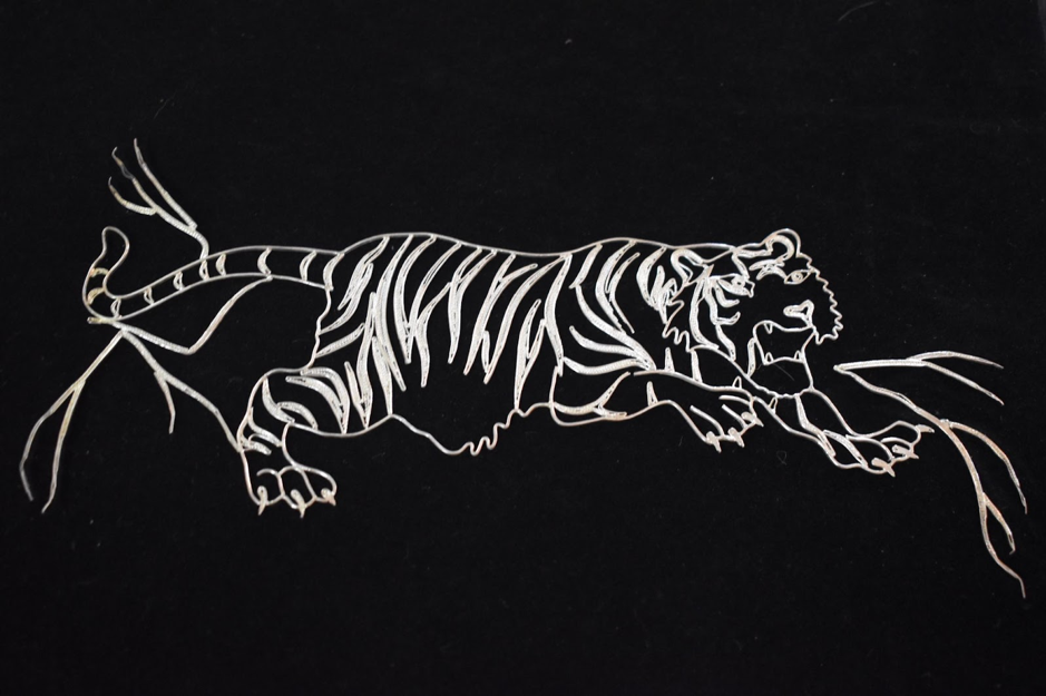 Tranh hổ thực hiện tại xưởng đậu bạc, làng nghề kim hoàn Định Công (Hà Nội)