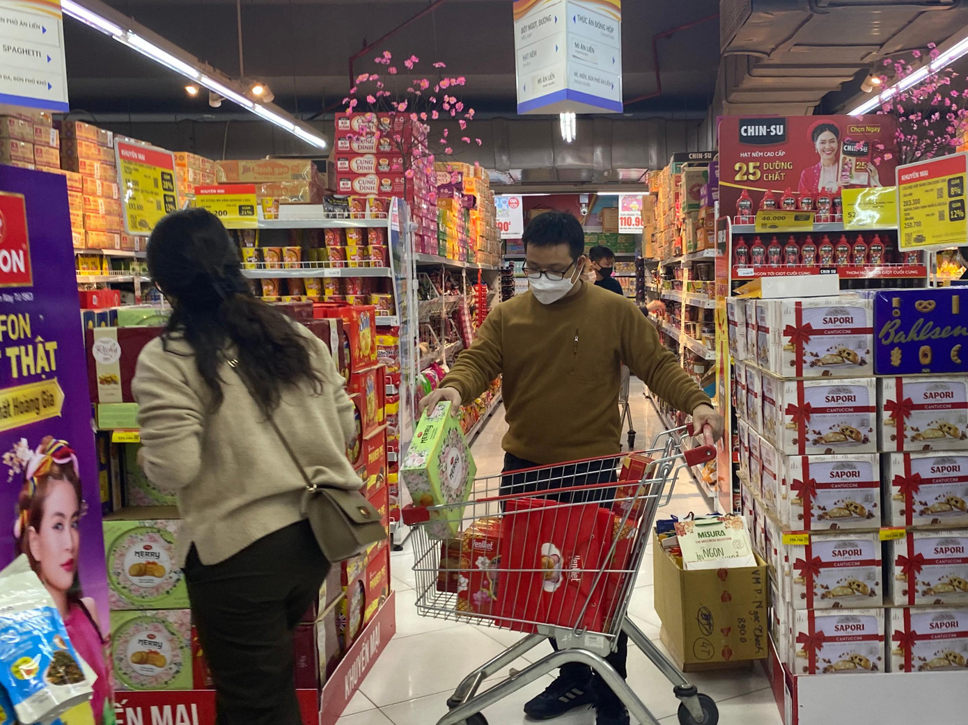 Sức mua tăng cao, nhân viên liên tục phải tiếp thêm hàng cho các quầy bánh kẹo, rượu bia. Nhiều chương trình khuyến mại được áp dụng cho các nhóm hàng Tết, ngoài giảm giá trực tiếp còn có tặng lì xì, mua 2 tặng 1