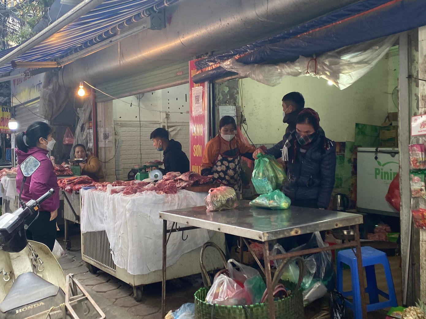 Tiểu thương hết hàng sớm, dần thu dọn ra về, khép lại buổi chợ cuối năm. Nhiều người cho biết sẽ bán lại ngay ngày mùng 2, hoặc chậm nhất sáng mùng 3 để phục vụ nhu cầu thực phẩm ngày hoá vàng