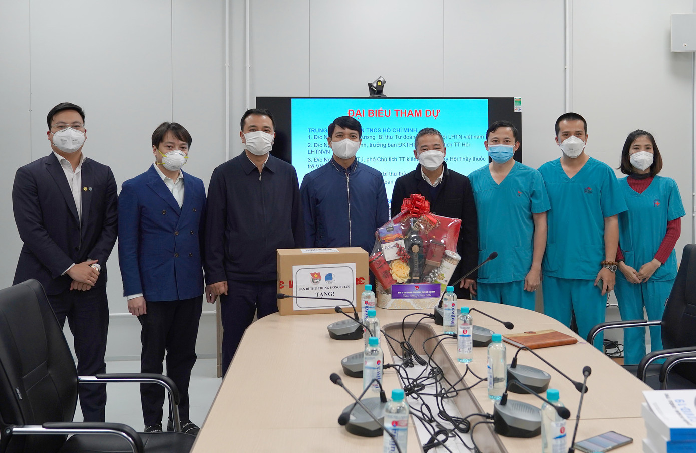 Trước thềm năm mới Nhâm Dần 2022, thay mặt đoàn công tác, anh Nguyễn Ngọc Lương tặng quà, động viên, gửi lời chúc tới y, bác sĩ, nhân viên y tế luôn hoàn thành xuất sắc nhiệm vụ, trước mắt là công cuộc phòng, chống COVID-19.