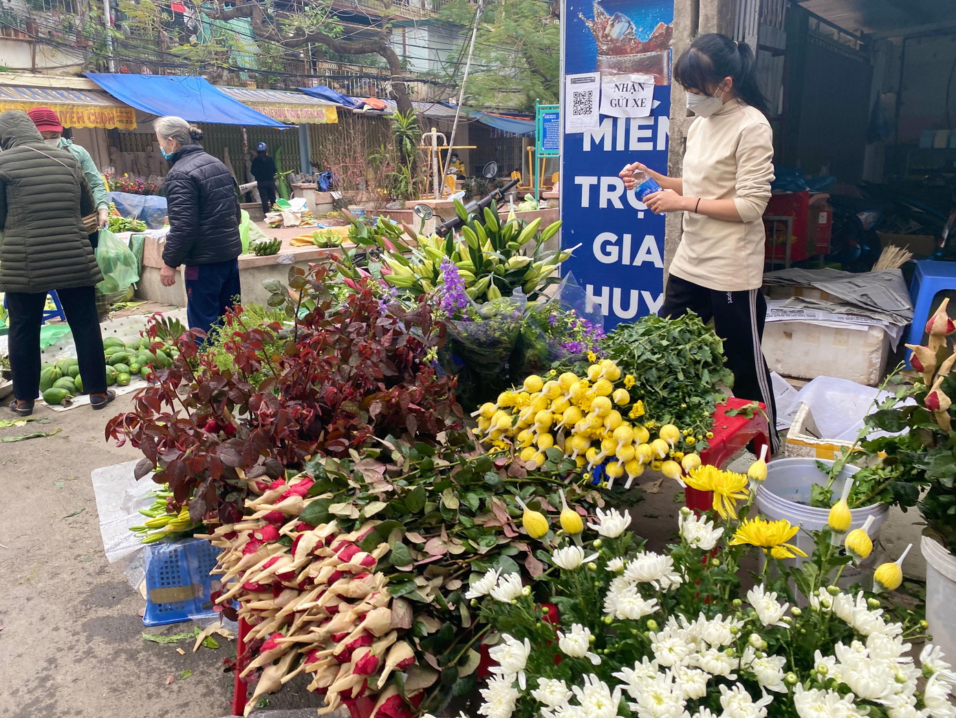 Hoa quả tươi là dường như đắt khách nhất buổi chợ cuối năm. Hoa hồng, cúc giá 10.000 – 15.000 đồng/bông, dù đắt gấp 3-5 lần ngày thường, nhưng các bà nội trợ vẫn “bấm bụng” mua, sửa soạn cho ngày tất niên, mâm cúng giao thừa. Đặc biệt, hồng “lộc”, lên tới 40.000 – 50.000 đồng/cành (loại 1 bông, 5 nụ), gần như cháy hàng do khách đã được trước
