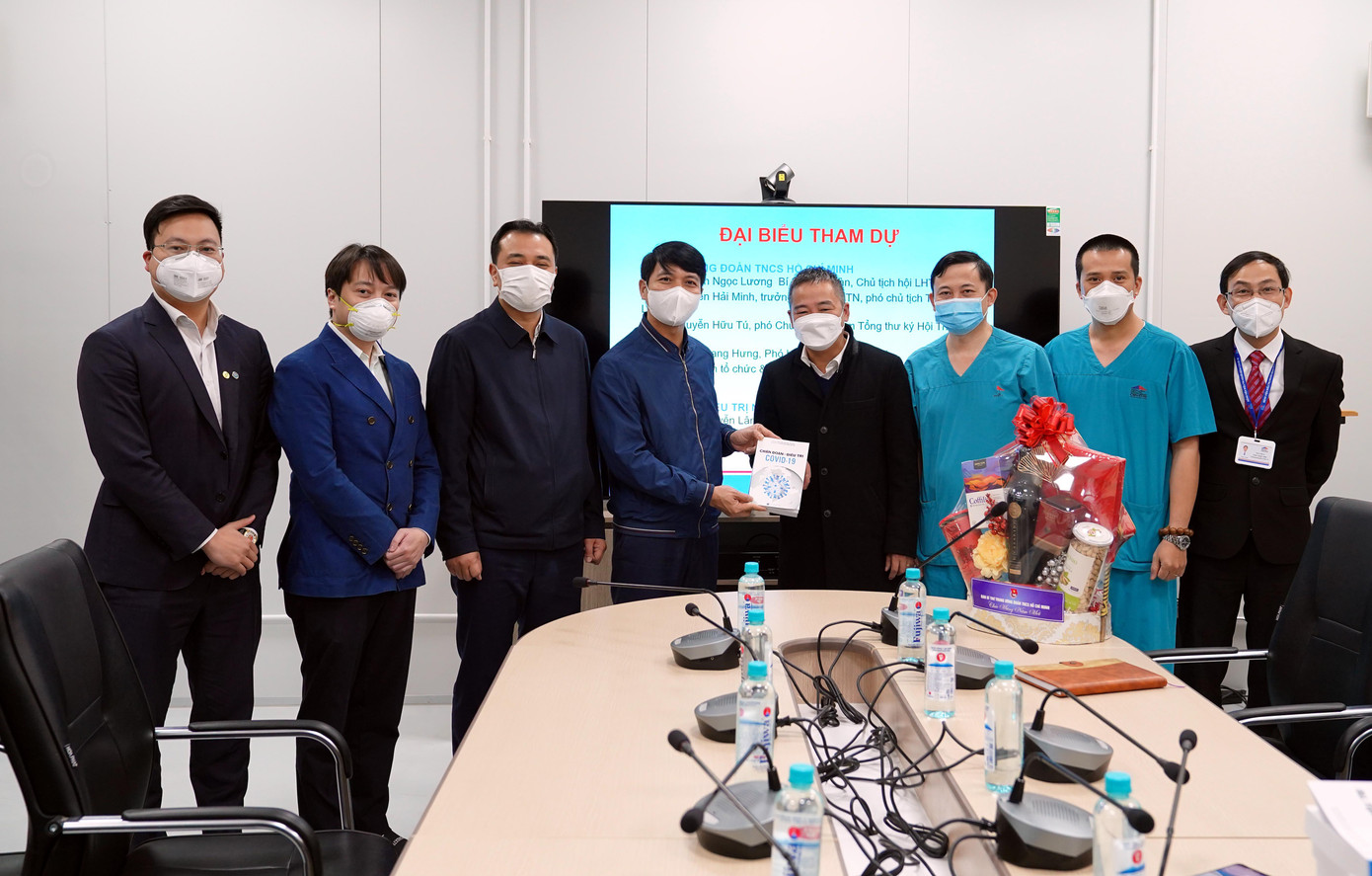 Nhân dịp này, anh Nguyễn Ngọc Lương gửi lời chúc bệnh viện đạt nhiều thành tựu mới trong lĩnh vực nghiên cứu, cũng như điều trị; chúc cán bộ, nhân viên y tế và gia đình đón tết bình an, nhiều niềm vui, hạnh phúc.