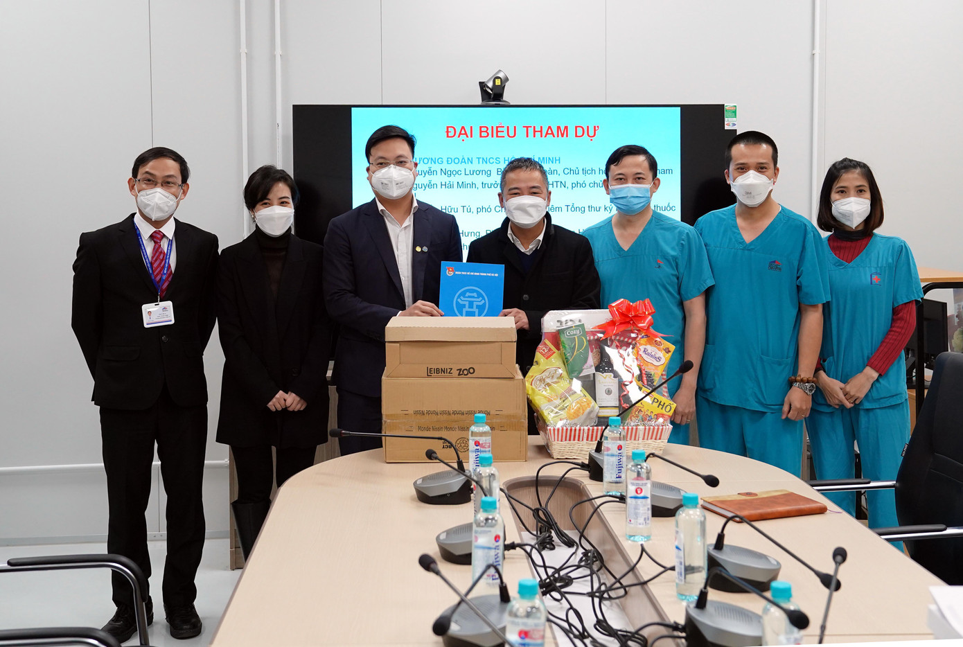 Thành Đoàn Hà Nội tặng quà đại diện Bệnh viện điều trị người bệnh COVID-19
