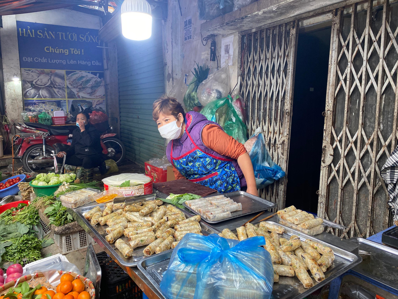 Thực phẩm chế biến sẵn vẫn được làm mới liên tục do nhu cầu khách hàng tăng mạnh ngày cuối năm