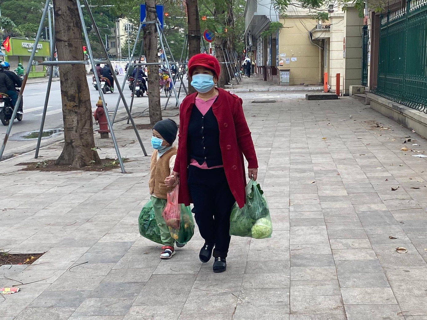 Người dân hối hả trở về nhà với túi đồ nặng trĩu trên tay, dù giá thực phẩm tăng cao nhưng người mua không quá bận tâm mặc cả trong ngày cuối năm