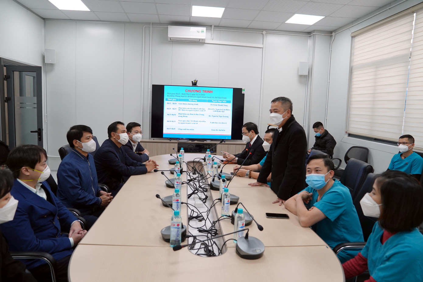 Theo PGS, TS Nguyễn Lân Hiếu, hôm qua (30/1), số ca tử vong do COVID-19 cả nước giảm xuống 121, trong khi trước đây là trên 200. Mặc dù số ca nhiễm vẫn cao, nhưng điều này cho thấy chúng ta đã đi đúng hướng. Bệnh viện điều trị người bệnh COVID-19 Hà Nội có với quy mô 500 giường bệnh.