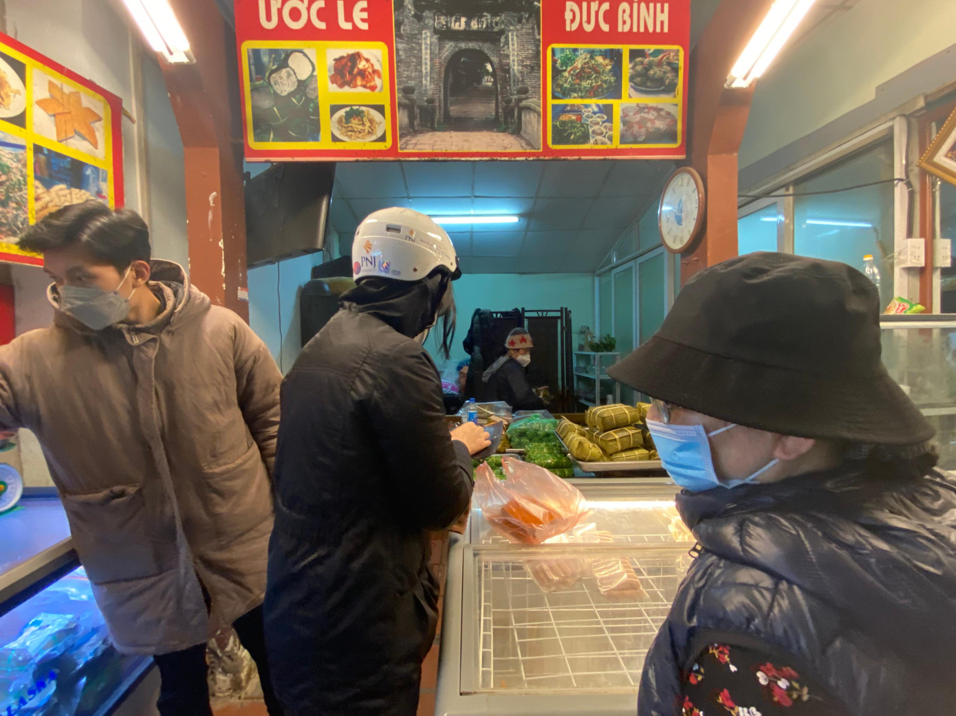 Giò, chả, bánh chưng, những món ăn không thể thiếu trong mâm cỗ, đắt khách ngày 28 Tết. Mỗi cân giò tăng khoảng 30.000 - 50.000 đồng vẫn cháy hàng, một số loại chỉ bán cho khách đặt trước