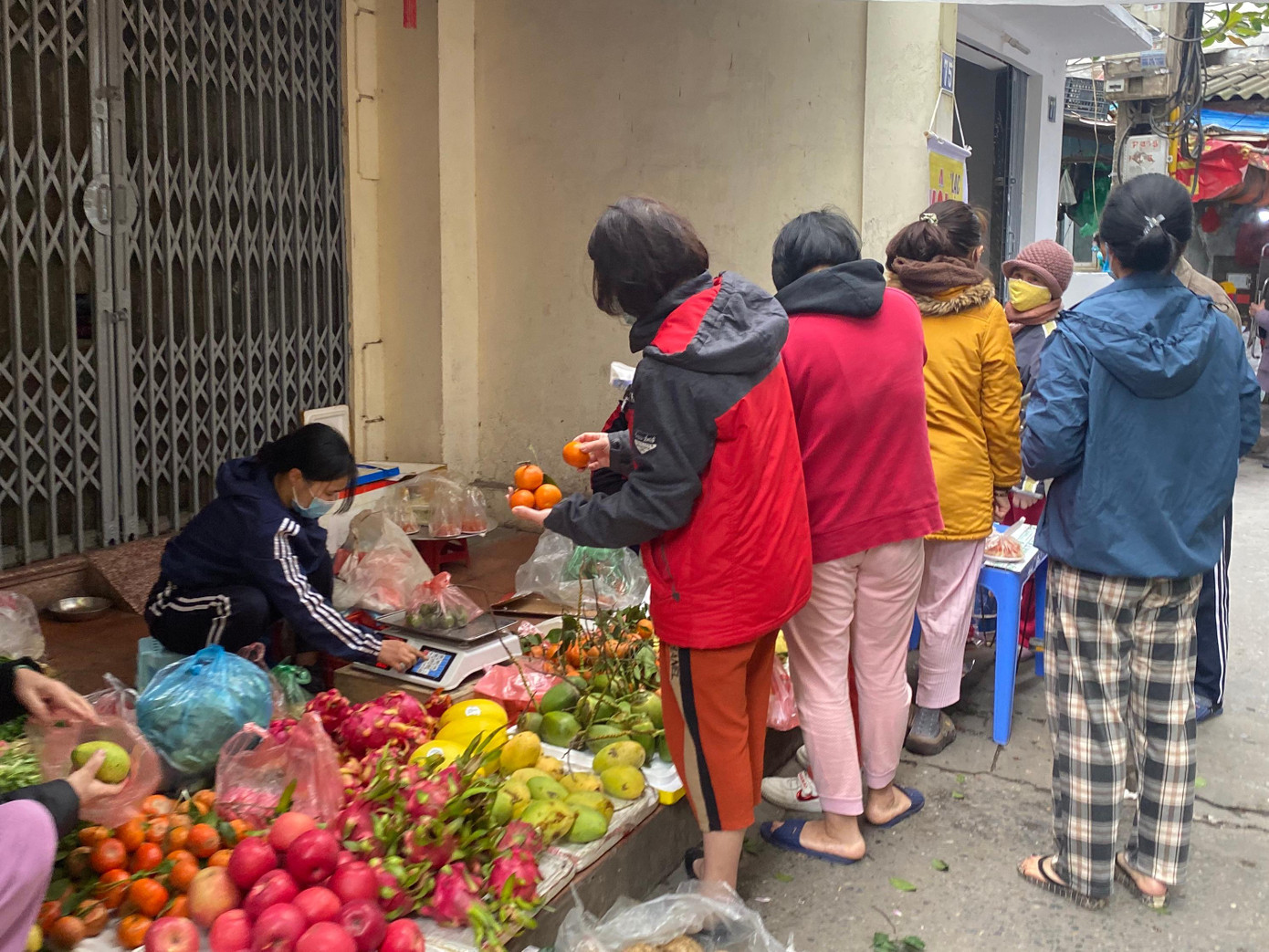 Sạp hoa quả đông kín khách, giá đều tăng khoảng 20.000 – 30.000 đồng/kg. Xoài, cam canh 80.000 – 90.000 đồng/kg, táo trên dưới 100.000 đồng/kg. Những loại quả mang sắc đỏ được ưa thích như roi, thanh long cũng đồng loạt tăng giá