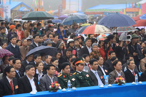 Nhiều đại biểu, người dân, du khách thập phương về dự lễ hội. Ảnh: Trường Phong