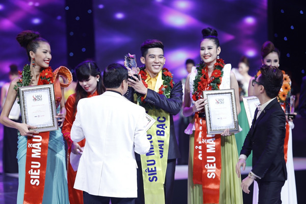 Ba thí sinh giành giải đồng: Minh Tú, Trần Minh Trung, Phan Hà Phương