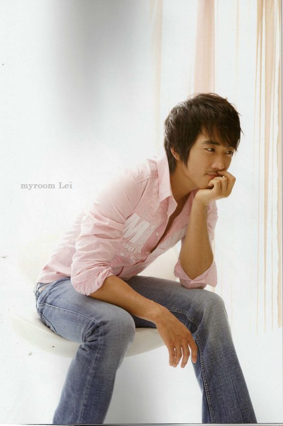 Song Seung Hun trẻ trung khi diện áo sơ mi chấm bi Và ngọt ngào lãng mạn với sơ mi màu hồng nhạt Mặc sơ mi kẻ ca rô, trông anh thật hiền. Một Song Seung Hun mạnh mẽ khi diện sơ mi đen. Hay lịch lãm với kiểu sơ mi thắt nơ ở cổ Chiếc áo sơ mi kẻ màu xanh khiến Seung Hun trông khá "ngầu" Một Song Seung Hun đầy quyến rũ Hình ảnh Seung Hun tại Việt Nam