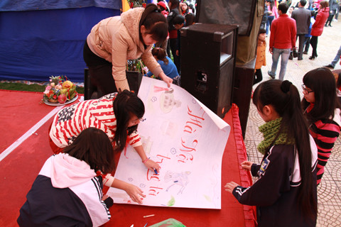 Các em học sinh còn trang trí trại mô phỏng một ngôi nhà ngày Tết. Ảnh: Trường Phong