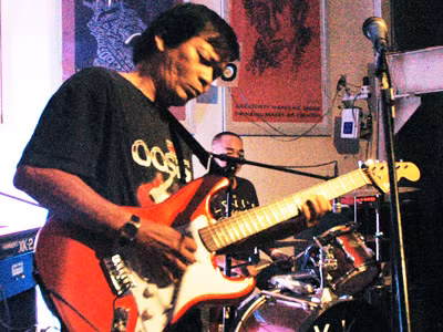 Nghệ sĩ guitar Công Danh và ngón đàn độc đáo. Nghệ sĩ guitar Công Danh và ngón đàn độc đáo