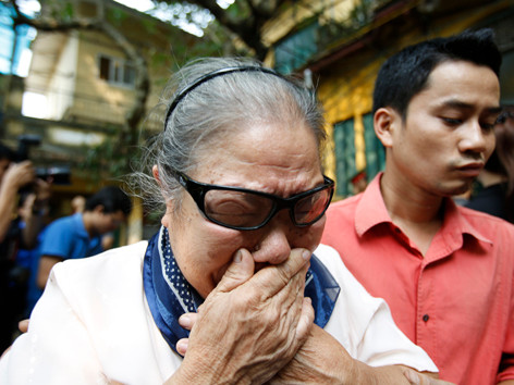 Cụ bà không kìm nén được nước mắt khi Đại tướng đã ra đi mãi mãi