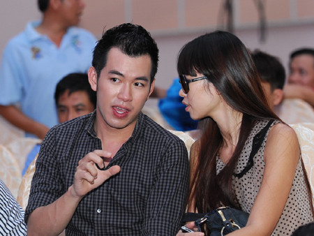 Hồ Trung Dũng - Hà Anh bàn luận về tiết mục của mình trong lúc nghỉ ngơi. Hồ Trung Dũng - Hà Anh bàn luận về tiết mục của mình trong lúc nghỉ ngơi