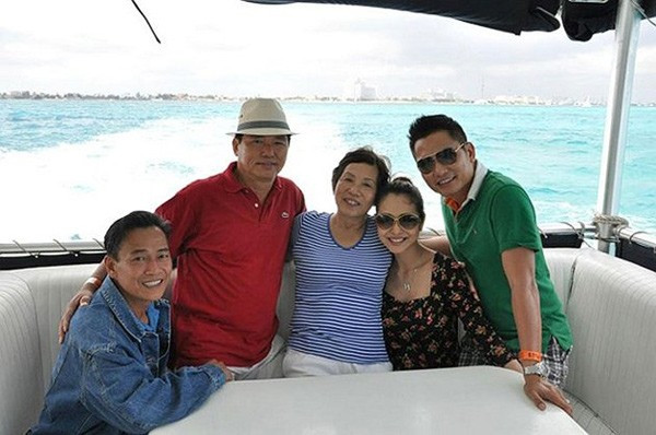 'Chàng doanh nhân' đứng sau sự thăng hạng của Jennifer Phạm ảnh 1